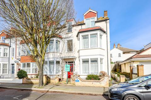 8 bedroom end of terrace house for sale, Victor Drive, Leigh-on-sea