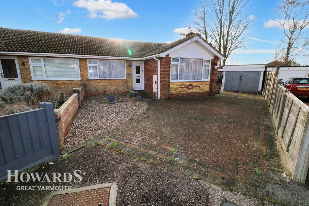 Meadow Rise, Hemsby 3 bed semidetached bungalow for sale £260,000