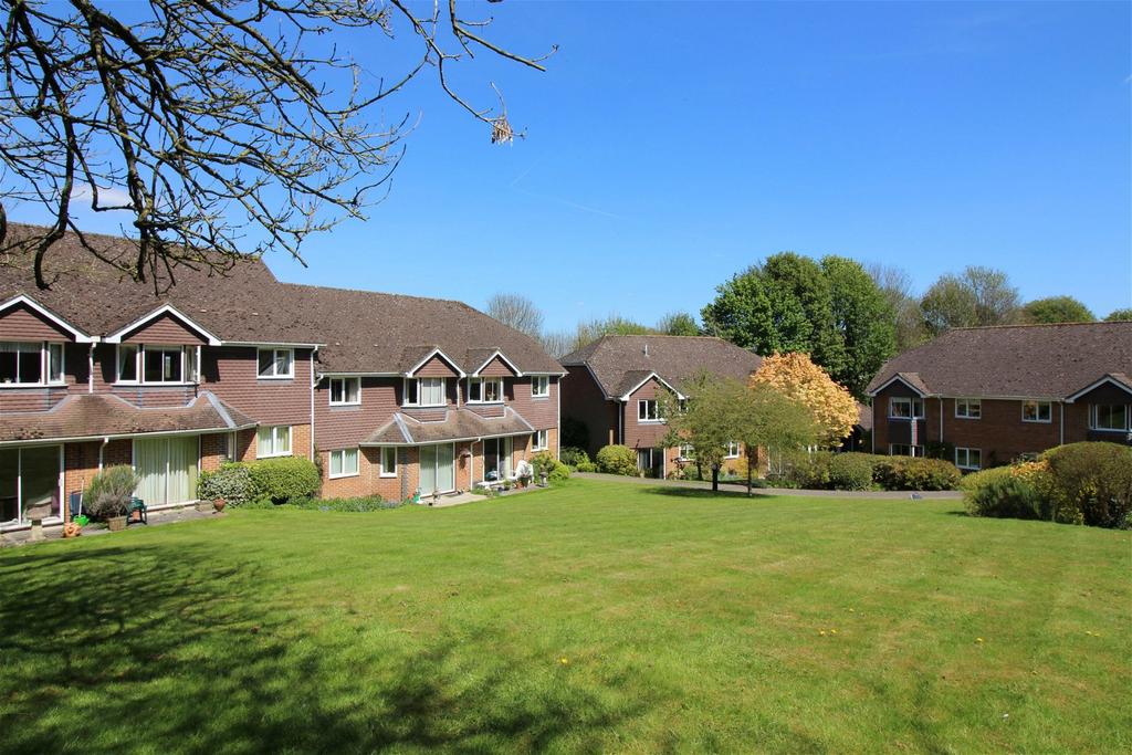 Ellingham Close, Alresford, SO24 9EY 2 bed flat for sale £175,000