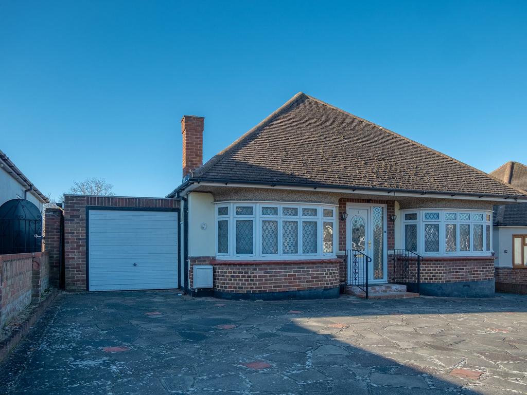 Rayleigh, Rayleigh SS6 3 bed detached bungalow for sale £550,000