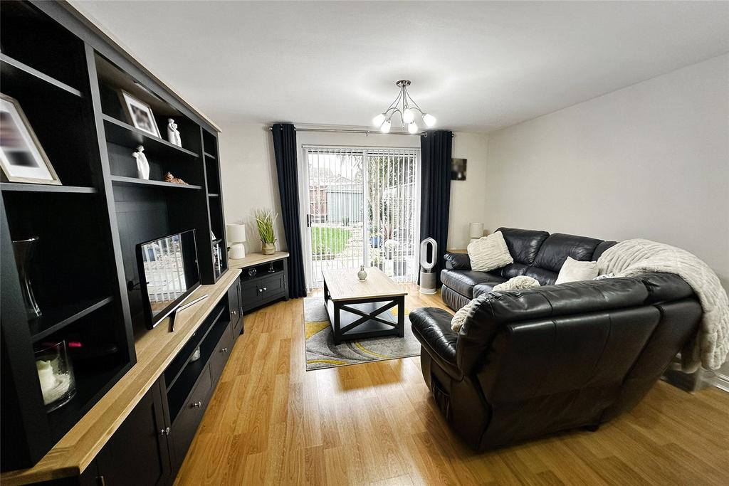 Close, Littlehampton, West Sussex 2 bed terraced house for sale