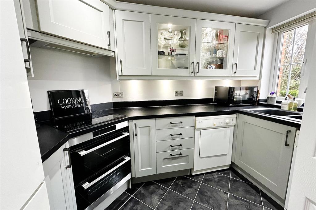 Close, Littlehampton, West Sussex 2 bed terraced house for sale