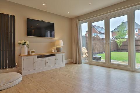 4 bedroom detached house for sale - Juno Close, Saighton, CH3