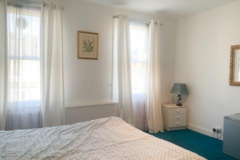 1 bedroom in a house share to rent, Kinnoul Road, Fulham, London, W6