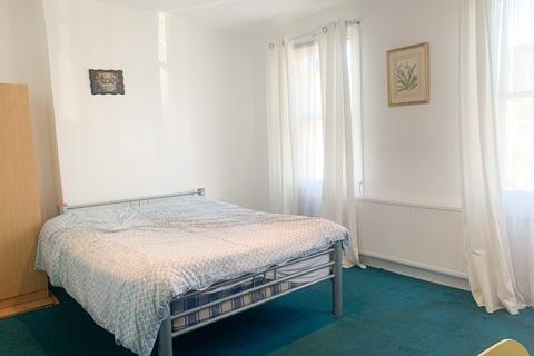 1 bedroom in a house share to rent, Kinnoul Road, Fulham, London, W6