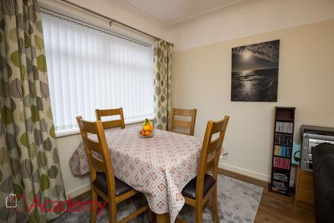 3 bedroom semi-detached house for sale - Spinney Avenue, Widnes