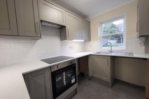 3 bedroom terraced house to rent, Henty Gardens, Chichester