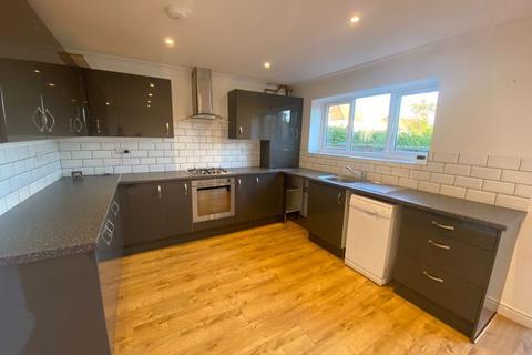 3 bedroom detached house to rent, D'arcy Road, Sutton