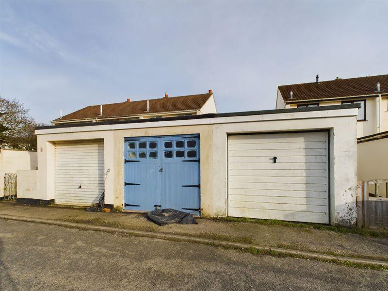 Garage in Block