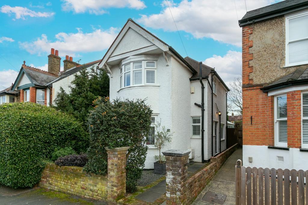 Merry Hill Mount, Bushey... 3 bed detached house for sale £650,000