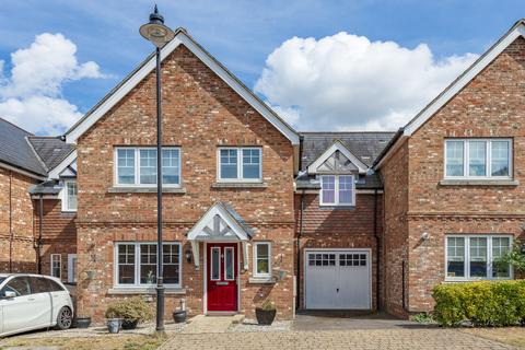 15 Little East Field, Coulsdon, CR5 1NX