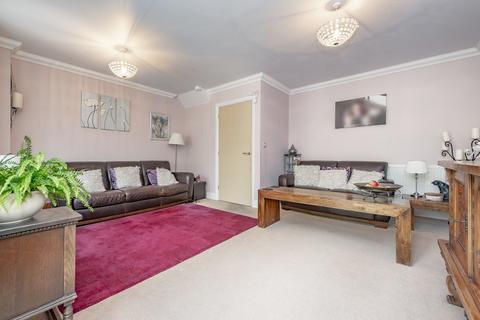 15 Little East Field, Coulsdon, CR5 1NX