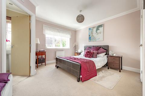 15 Little East Field, Coulsdon, CR5 1NX
