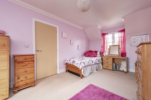 15 Little East Field, Coulsdon, CR5 1NX