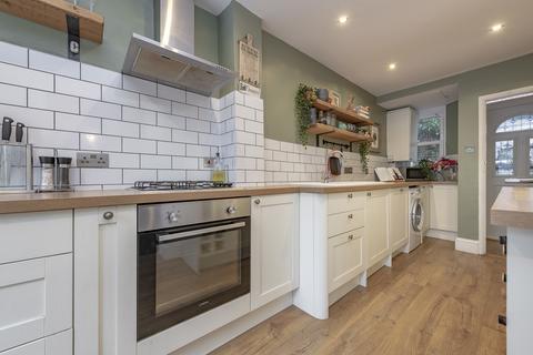 Flat B, 24 Campden Road, South Croydon, CR2 7EN