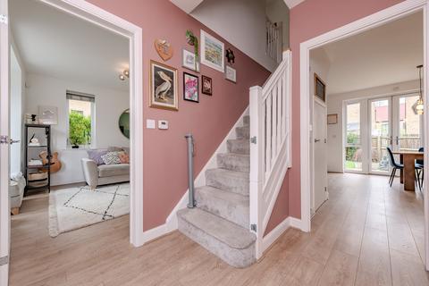 8 Faith Close, Coulsdon, CR5 3GZ