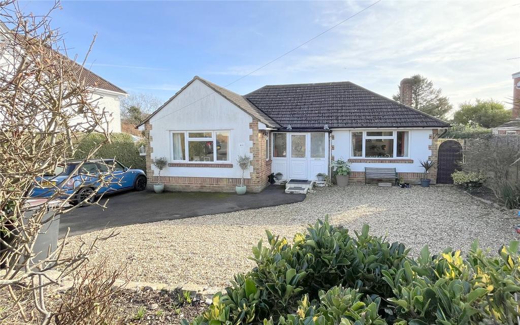 Glenville Road, Walkford, Christchurch, Dorset, BH23 3 bed bungalow for