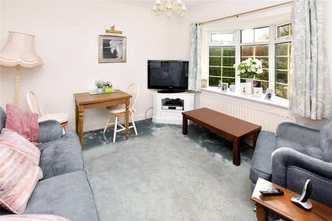 2 bedroom bungalow for sale, Fairway Close, Guiseley, Leeds, West Yorkshire