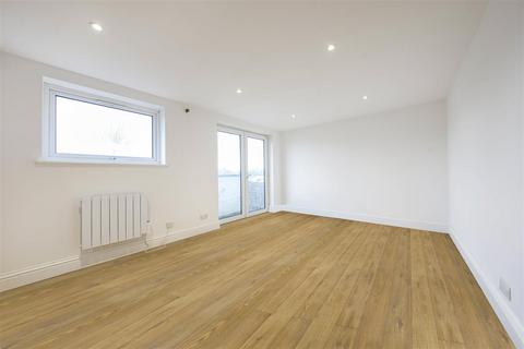 223 Dedworth Road, Windsor, SL4 4JW