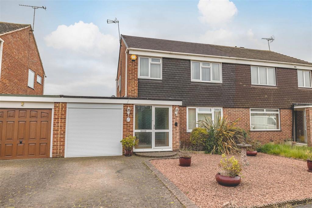 Holly Crescent, Windsor 3 bed semidetached house £585,000