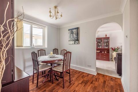3 Holly Crescent, Windsor, SL4 5SL