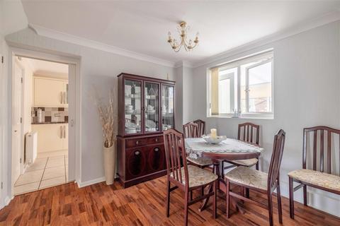 3 Holly Crescent, Windsor, SL4 5SL