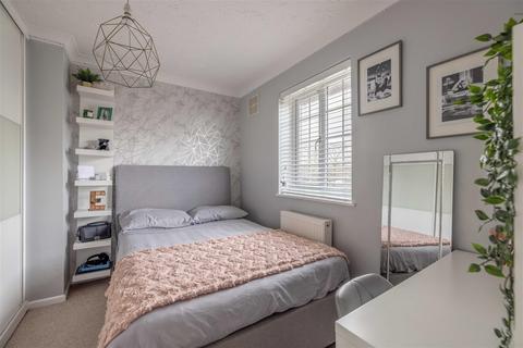 9 Abbots Walk, Windsor, SL4 4EA