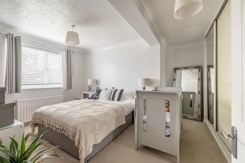 9 Abbots Walk, Windsor, SL4 4EA