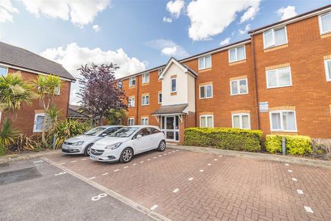 15, Cleves Court Firs Avenue, Windsor, SL4 4EF