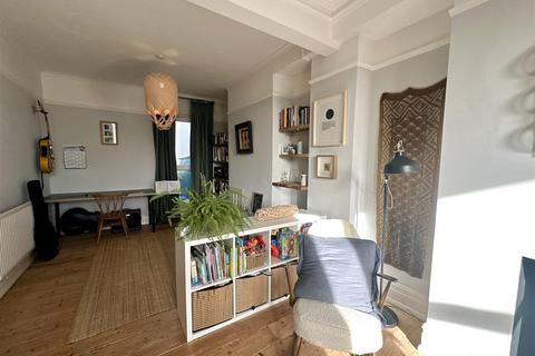 135 Porthkerry Road, Barry, CF62 7EQ
