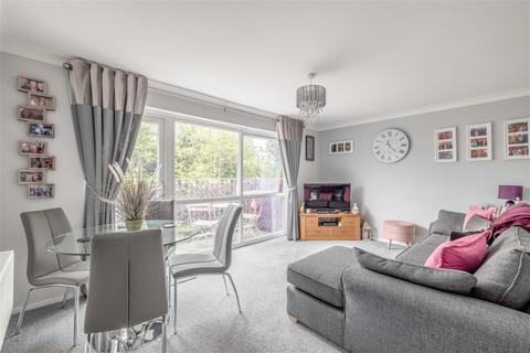 Flat 15, Deacon Court Dedworth Road, Windsor, SL4 4LW