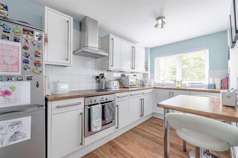 Flat 15, Deacon Court Dedworth Road, Windsor, SL4 4LW