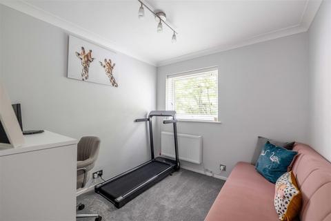 Flat 15, Deacon Court Dedworth Road, Windsor, SL4 4LW