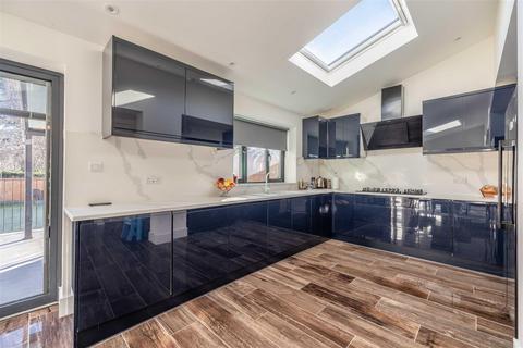 46 Stuart Way, Windsor, SL4 5NT