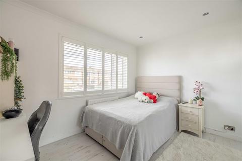 1 Greenacre, Windsor, SL4 5LW