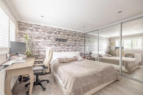 1 Greenacre, Windsor, SL4 5LW