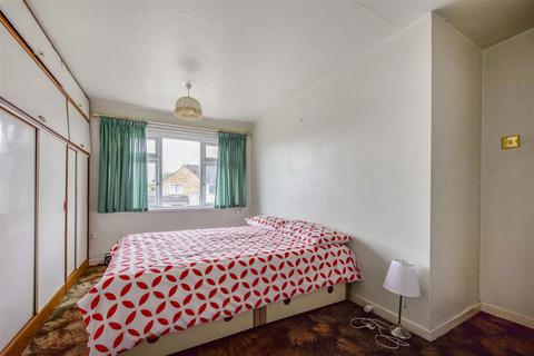 16 Aston Mead, Windsor, SL4 5PW