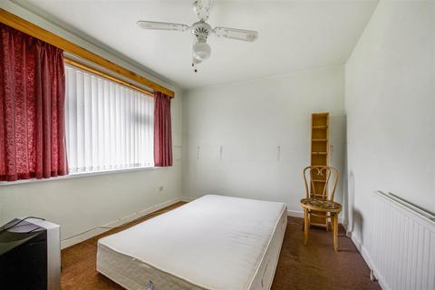 16 Aston Mead, Windsor, SL4 5PW