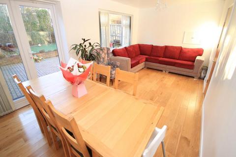 10 Farlea Drive, Bradford, BD2 3RJ