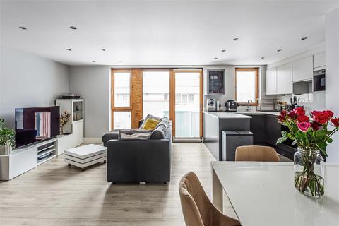 9 The Oaks Square, Epsom, KT19 8AR