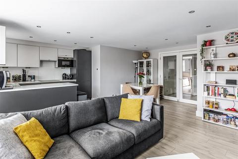 9 The Oaks Square, Epsom, KT19 8AR