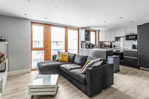 9 The Oaks Square, Epsom, KT19 8AR