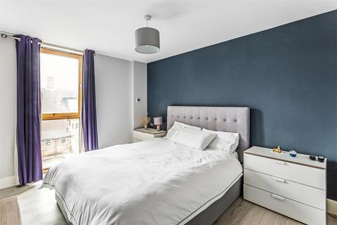9 The Oaks Square, Epsom, KT19 8AR