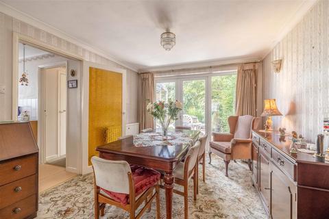 12 Follett Close, Old Windsor, Windsor, SL4 2NZ