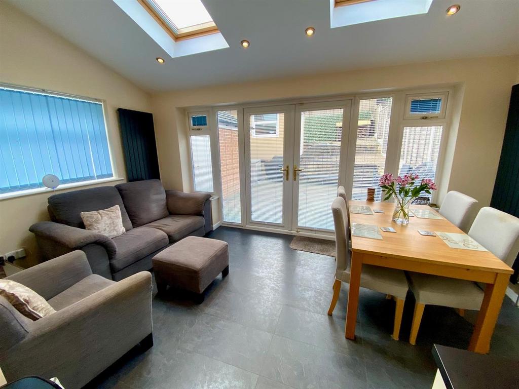 Wheatley Drive, Mirfield 3 bed semidetached house for sale £285,000
