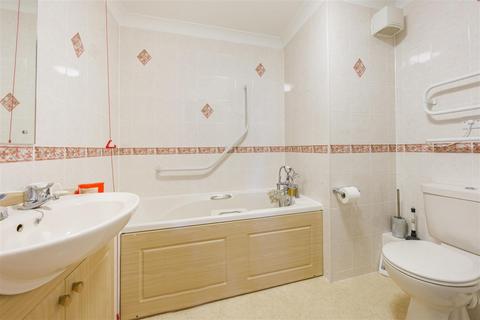 2 bedroom flat for sale, Alma Road, Windsor