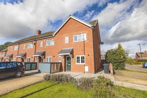 3 bedroom end of terrace house for sale, Kerswell Close, Slough