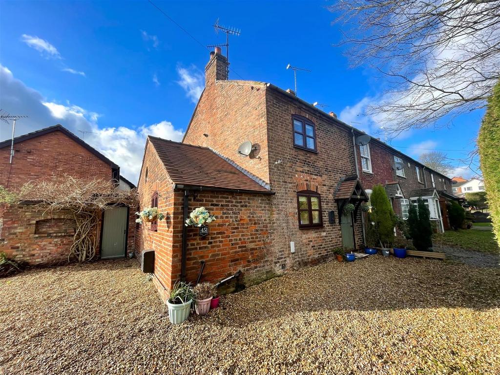 Crewe Road, Sandbach 2 bed end of terrace house £199,950