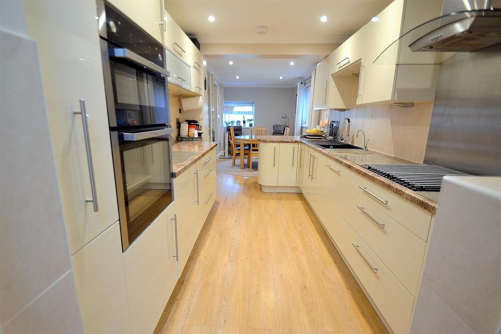 Battle Crescent, Hailsham 3 bed semidetached house for sale £339,000