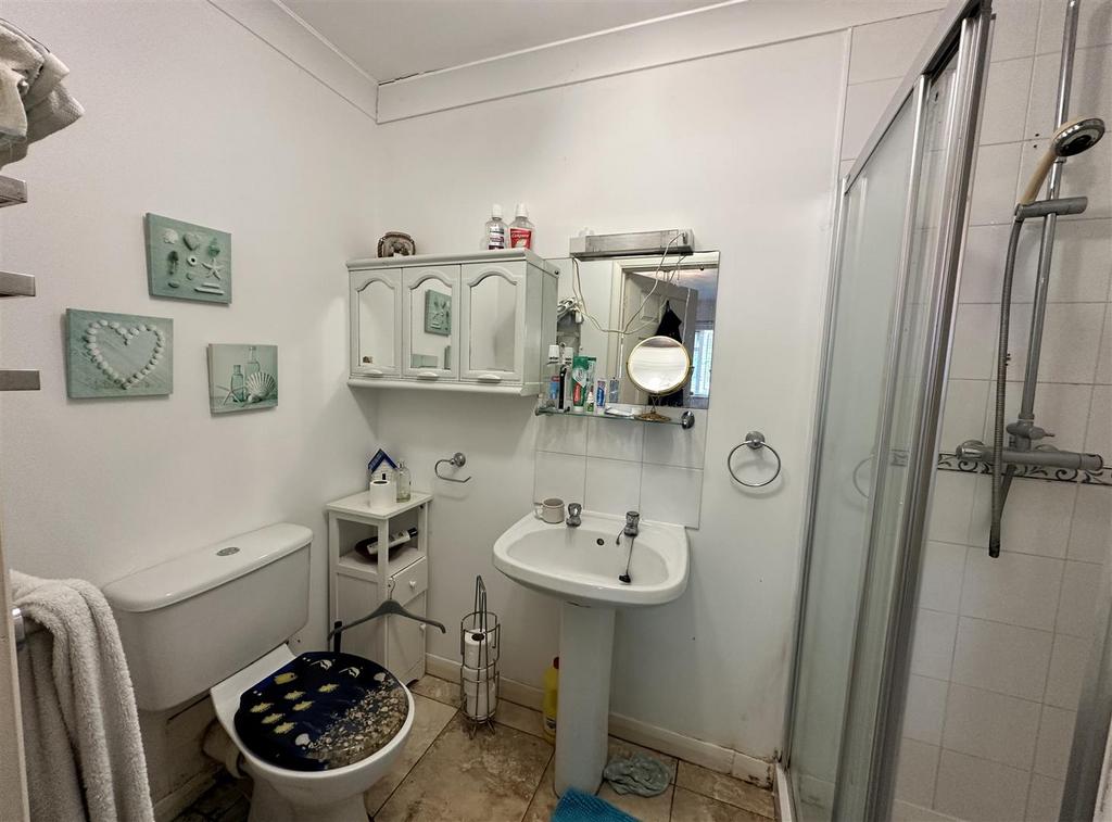 En-suite shower room:
